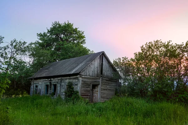 緑の芝生でクリアリングで古い木造ヴィンテージの家 ウクライナの放棄された村 — ストック写真