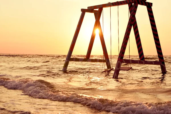 Hintázz Tengerben Egy Elhagyatott Strandon Hajnalban — Stock Fotó