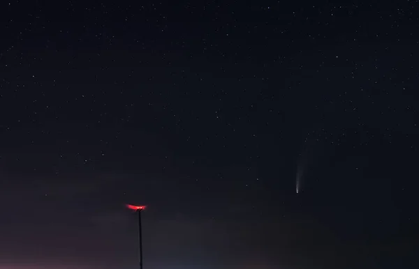 Cometa Neowise 2020 Aerogenerador Fondo Del Cielo Estrellado Foto Noche — Foto de Stock