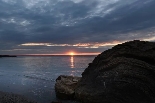 Dramatic Sunrise Sea Large Stones Shore Colorful Sky Dawn Long — Stock Photo, Image