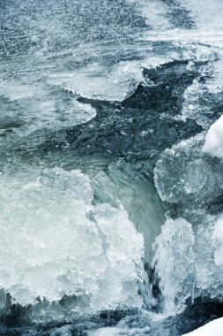 Buzulda su olan berrak bir dere. Buzul eriyor. Seçici yumuşak odak.