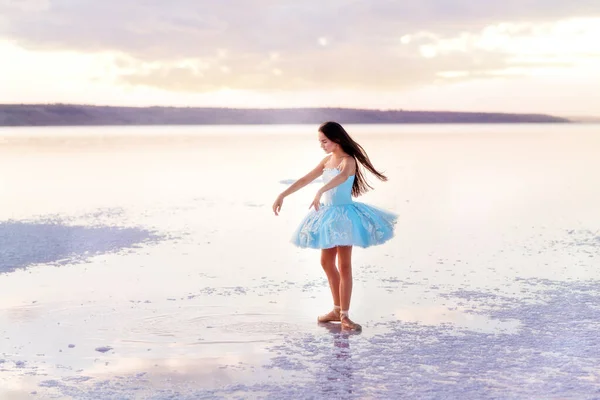 Fille Ballerine Dans Une Robe Ballet Danse Dans Eau Lac — Photo