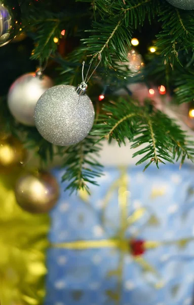 Weihnachtsbaumzweige Mit Igurksha Und Lichtern Und Einem Verschwommenen Bild Eines — Stockfoto