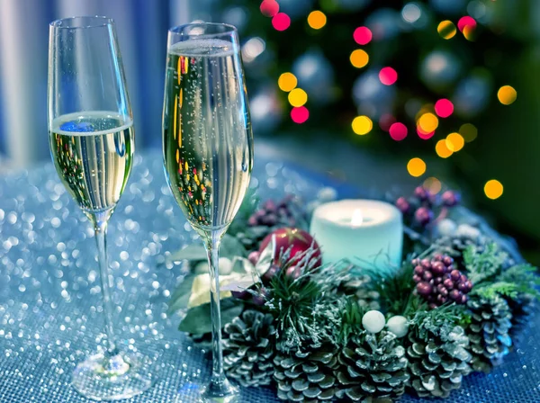 Due Bicchieri Champagne Spumante Una Corona Natale Luci Dell Albero — Foto Stock