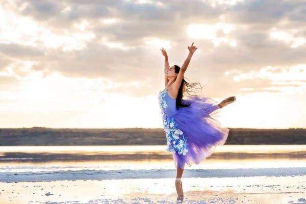 Bale Elbisesi Giymiş Kız Balerin Gün Batımında Gölün Suyunda Dans — Stok fotoğraf