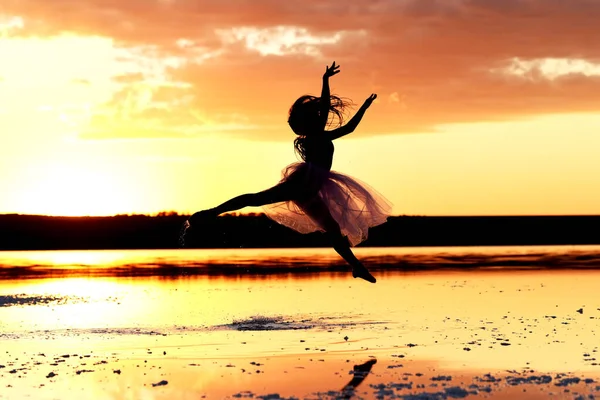 Silhueta Uma Menina Dançante Vestido Bailarina Contra Pano Fundo Pôr — Fotografia de Stock