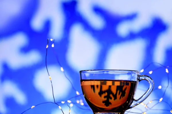 Átlátszó Csésze Tea Háttérben Téli Minták Formájában Hópehely Karácsonyi Háttér — Stock Fotó