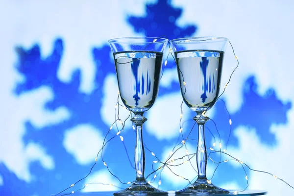 Due Bicchieri Champagne Sullo Sfondo Paesaggio Favola Invernale Luci Scintillanti — Foto Stock