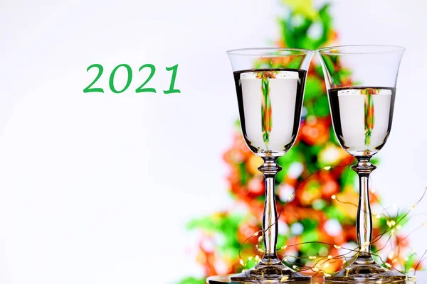 Dvě Sklenice Šampaňského Pozadí Siluety Vánočního Stromečku Hračkách Nápis 2021 — Stock fotografie