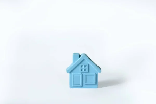 白い背景の青いモックハウス — ストック写真