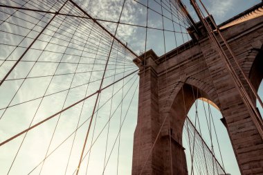 Brooklyn Köprüsü 'nün desteği. New York, ABD 'de dramatik bir gökyüzüne karşı destek halat ve kemerlerinin çizgilerinin geometrisi.