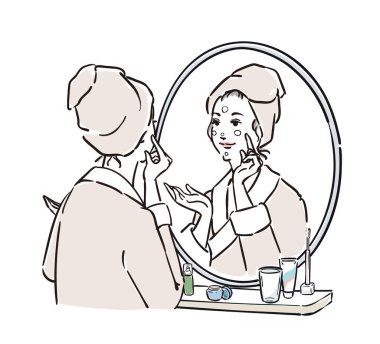 Aynanın önünde duran bornozlu kadınlar cilt bakımı