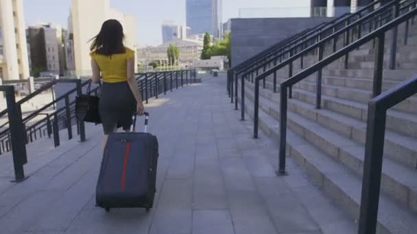 Bakifrån asiatiska affärskvinna med resväska — Stockvideo