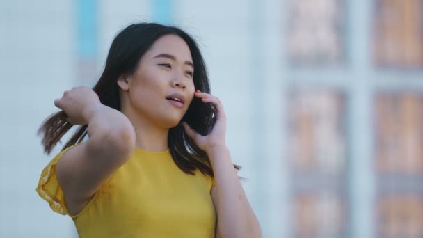 Portret van de Aziatische business lady praten over telefoon — Stockvideo