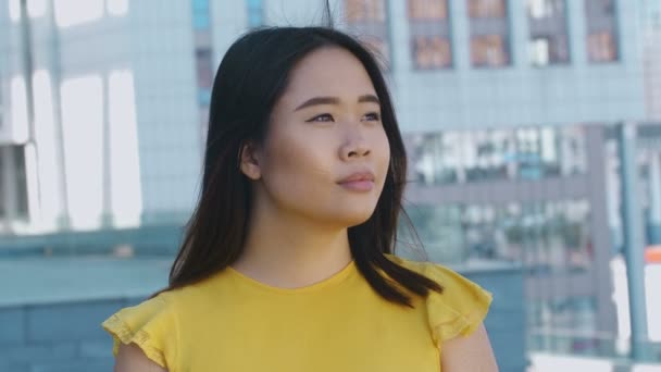 Азиатская деловая леди улыбается в камеру на открытом воздухе — стоковое видео