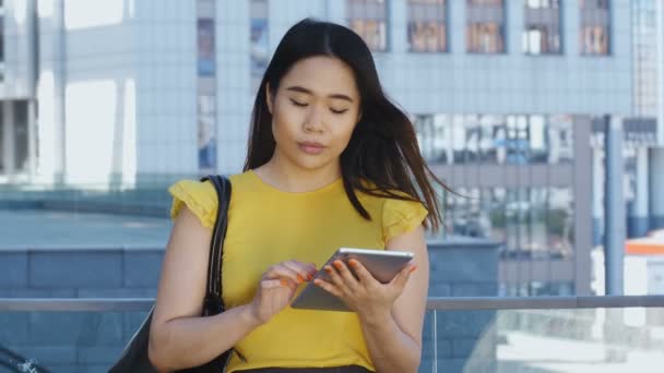 Средний снимок азиатской бизнес-леди с планшетным ПК — стоковое видео
