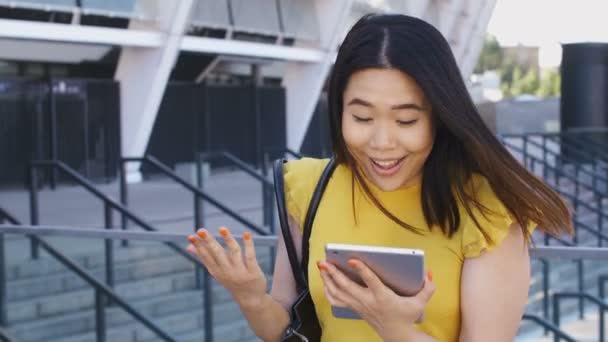 Asiática mulher de negócios saltando feliz com touchpad — Vídeo de Stock