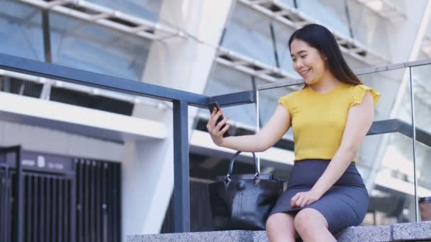Fiatal üzleti hölgy, hogy selfies a mobiltelefon — Stock videók