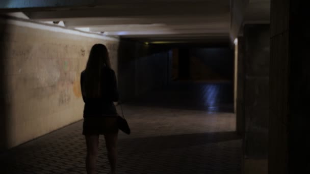 Женщина в одиночестве, мужчина в капюшоне начинает преследовать — стоковое видео