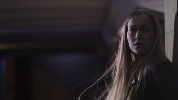 Femme effrayée composer le 911 et parler au téléphone 