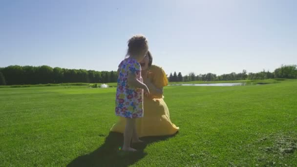 Adorável necessidades especiais menina correndo na grama verde — Vídeo de Stock