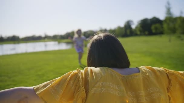 Glad särskilda behov flicka kör och omfamna mamma — Stockvideo