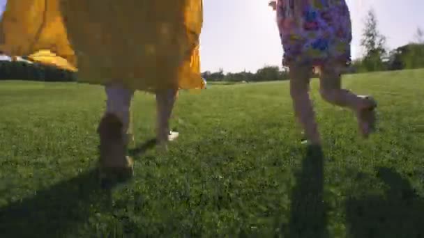 Närbild mamma och flicka kör barfota på gräs — Stockvideo