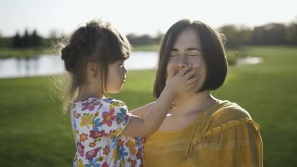 Anne ve kızı oynamaya ve poz portre — Stok video