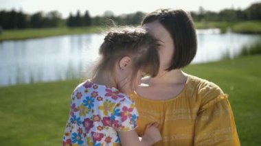 Öpüşme ve özel kızı ile sarılma anne