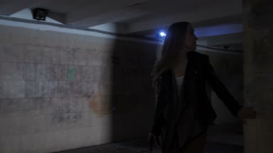 Kadın yabancı uzak geceleri yürümeye korkuyor