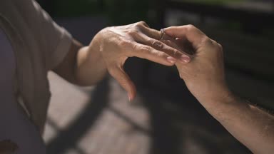 Adam kadına evlenme teklif yakın çekim üst düzey eller