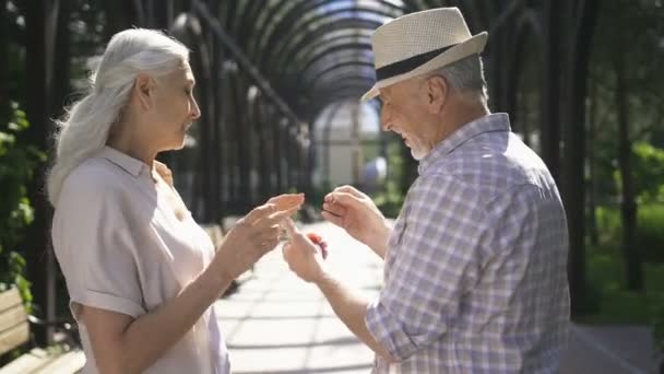 Impegno di bella coppia più anziana all'aperto — Video Stock