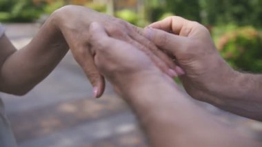 Yakın çekim üst düzey kadın, nişan yüzüğü