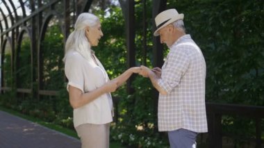 Kamera gülümseyen kıdemli çift nişanlı