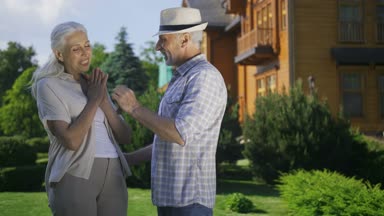 Yeni evin anahtarları sallayarak güzel olgun coule