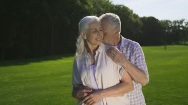 Emekli üst düzey çift ihale romantik anı