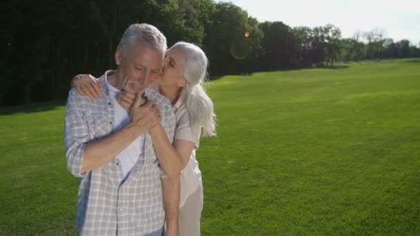 Mulher sênior encantadora sussurrando marido sobre amor — Vídeo de Stock