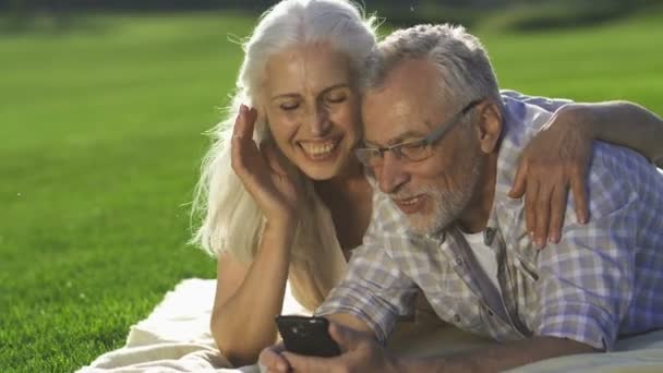 Closeup gelukkig senioren genieten van moderne apparaat — Stockvideo