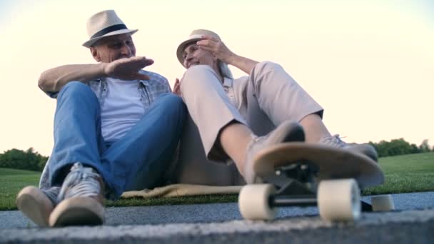 Senior coppia sposata ridere dopo lo skateboard — Video Stock