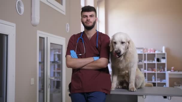 Veterinär i uniform med hund leende armar korsade — Stockvideo