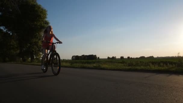 Adolescente libre montar en bicicleta en viaje en bicicleta — Vídeo de stock