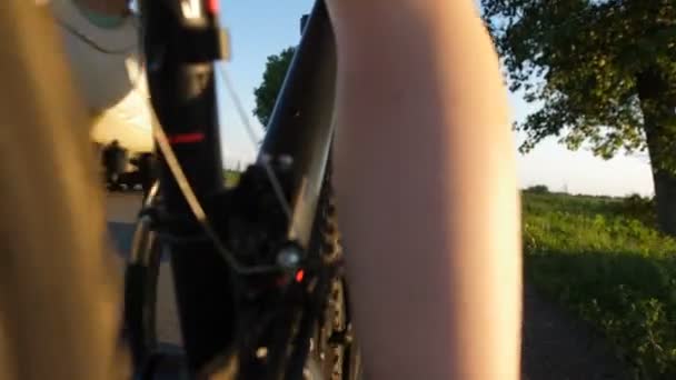 Closup widok dziewczyny nogi z powrotem na koła rowerowe — Wideo stockowe