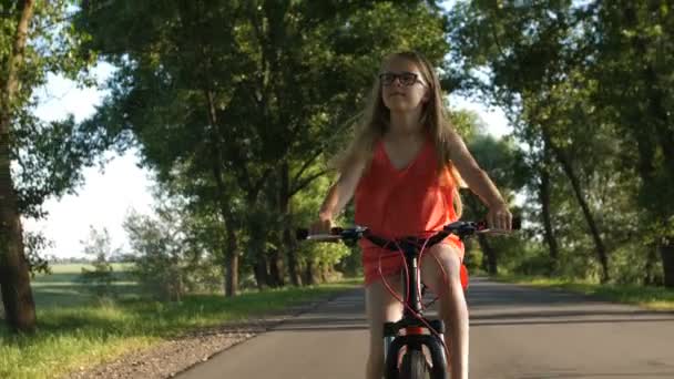 Leuk blond tienermeisje op fietstocht in de zomer — Stockvideo