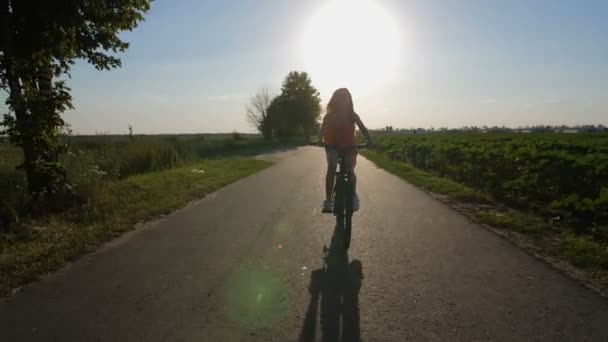 Teen κορίτσι απολαμβάνοντας καλοκαιρινές διακοπές με ποδήλατο — Αρχείο Βίντεο