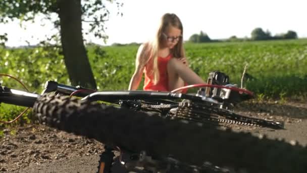 Teenage girl on road after bicycle accident — Stock Video