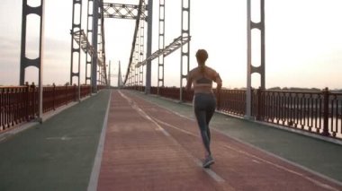 Sabah egzersiz Köprüsü üzerinde üst düzey kadın runner