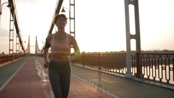 Retrato de una mujer mayor positiva corriendo en la ciudad — Vídeo de stock