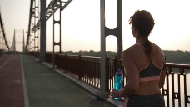 Coureur senior marchant sur le pont et regardant caméra — Video