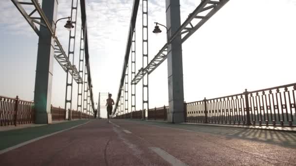 Coureur senior femelle reprendre haleine tout en faisant du jogging — Video