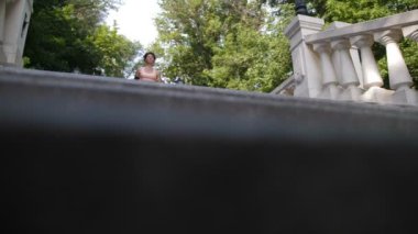 Kızıl saçlı kadın koşu merdivenlerden Olgun